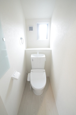 【トイレ】 | 綾瀬市綾西５丁目 新築戸建て 全1棟【仲介手数料無料】 | 2階