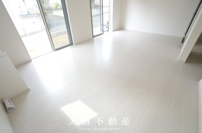 【居間・リビング】 | 綾瀬市綾西５丁目 新築戸建て 全1棟【仲介手数料無料】 | 宅地建物取引士による不動産のご説明・現地のご案内、住宅金融普及協会住宅ローンアドバイザーが住宅ローンのアドバイスから融資実行までのお手伝いをしっかりサポートします♪