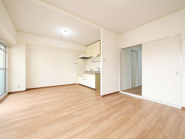 サンプラザ南京終の居間・リビング|こちらの居間で趣味の時間をお楽しみください