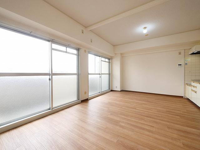 サンプラザ南京終の居間・リビング|こちらのリビングで趣味の時間をお楽しみください