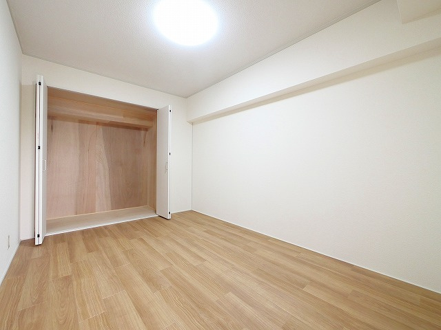 サンプラザ南京終の洋室|落ち着いた色調の洋室です