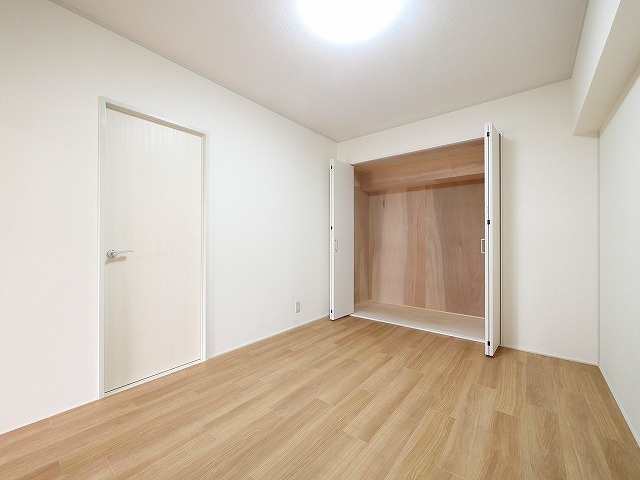 サンプラザ南京終の寝室|使い勝手のいい寝室です