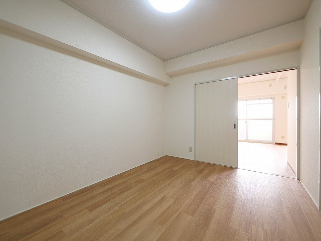 サンプラザ南京終の洋室|きれいな洋室です