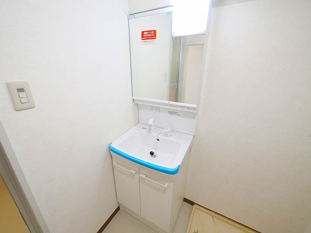 サンプラザ南京終の洗面所|スペースが確保できる洗面所です