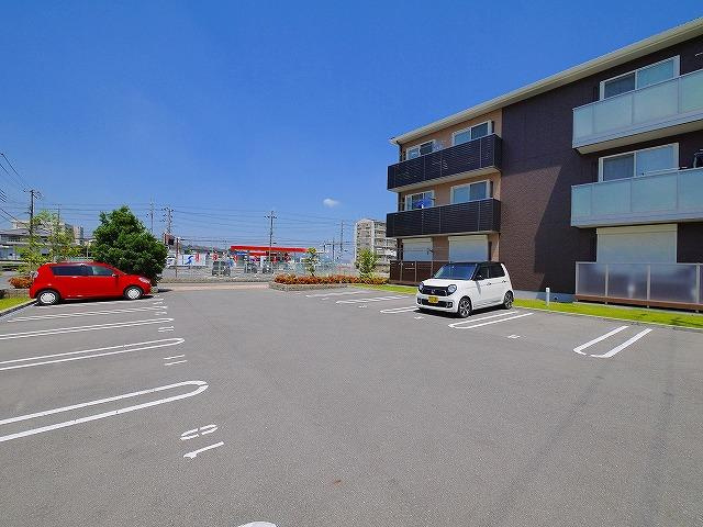 ルミナスＡ・Ｂ（櫟本町）の駐車場|車をお持ちの方に嬉しい駐車場付きの物件です