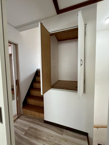 堺市中区深井中町リノベーション戸建て４ＬＤＫの収納|二階廊下に収納あり