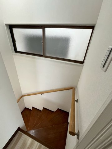 堺市中区深井中町リノベーション戸建て４ＬＤＫの設備|手摺付きの階段です