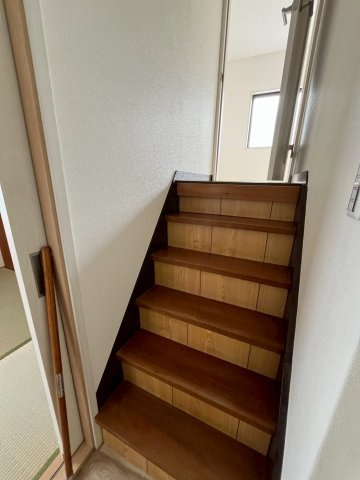 堺市中区深井中町リノベーション戸建て４ＬＤＫの内装|中三階への階段