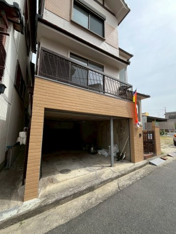 堺市中区深井中町リノベーション戸建て４ＬＤＫの駐車場|シャッター付きの掘り込みガレージです