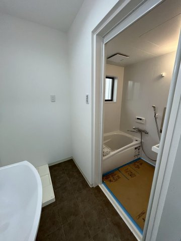 堺市中区深井中町リノベーション戸建て４ＬＤＫの独立洗面台