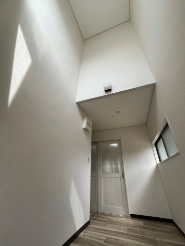 堺市中区深井中町リノベーション戸建て４ＬＤＫのエントランス|吹き抜けのある広々とした玄関
