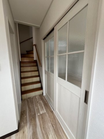 堺市中区深井中町リノベーション戸建て４ＬＤＫの内装|リビングを通らない階段です