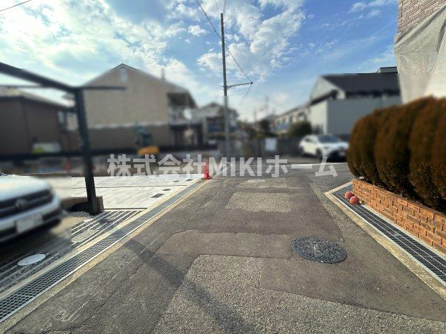 箕面市瀬川２丁目　新築戸建の前面道路含む現地写真