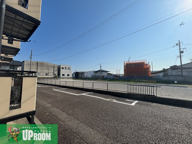 小牧市大字西之島のアパートの駐車場