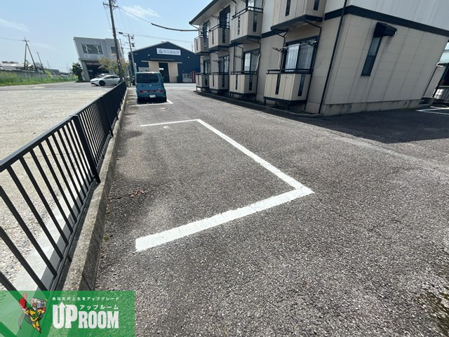 小牧市大字西之島のアパートの駐車場