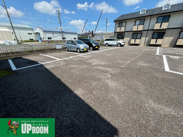 小牧市大字西之島のアパートの駐車場