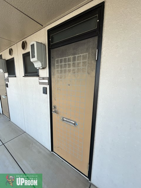 小牧市大字西之島のアパートの玄関