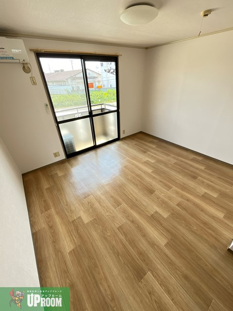 小牧市大字西之島のアパートの居間・リビング