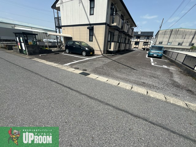 小牧市大字西之島のアパートの駐車場