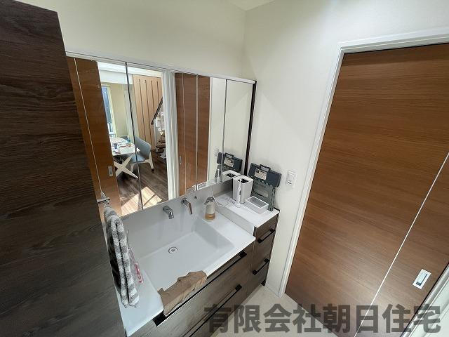 【独立洗面台】 | 安来市黒井田町中古戸建 | 独立洗面台、小物を置くことができて便利です