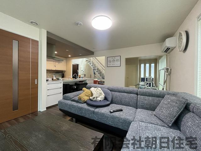 【居間・リビング】 | 安来市黒井田町中古戸建 | こちらの居間で趣味の時間をお楽しみください