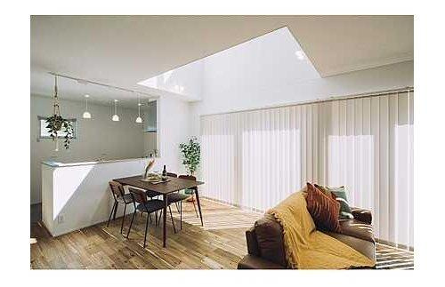 安芸郡府中町八幡１丁目の居間・リビング|吹抜けのある約１８帖のＬＤＫは開放的な空間☆