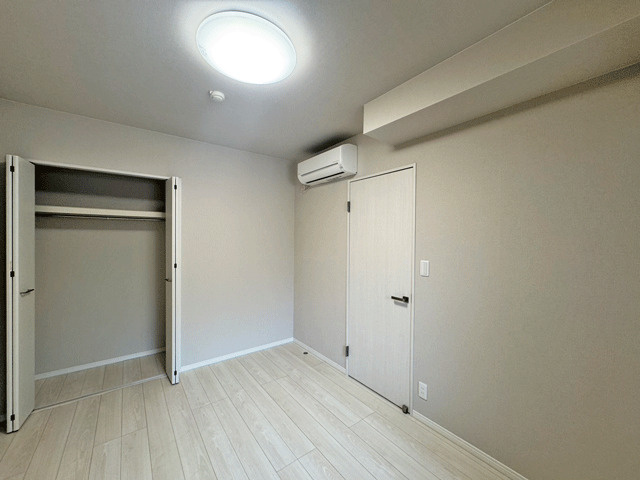 コープ野村ヒルズ川内　マンションの洋室|大きなクローゼット付きの洋室♪衣類も小物もたっぷりと収納し、お部屋の空間をより一層広くお使いいただけますね♪