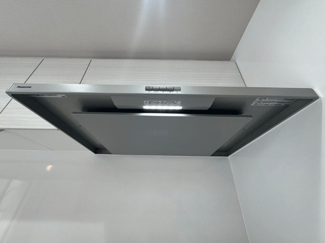 コープ野村ヒルズ川内　マンションのキッチン|お料理中のニオイが気になりにくいハイパワーのレンジフードを採用◎平型で圧迫感を感じにくいのも人気のポイント♪