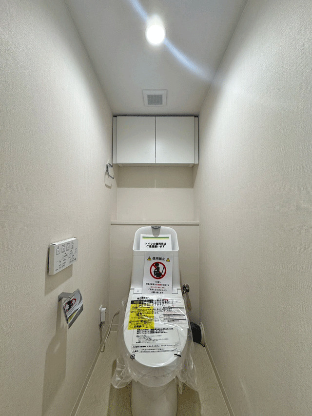 コープ野村ヒルズ川内　マンションのトイレ|シンプルで掃除がしやすいトイレ♪背面には吊戸棚を設置して収納力をアップ♪トイレットペーパーなどもスッキリ仕舞える◎