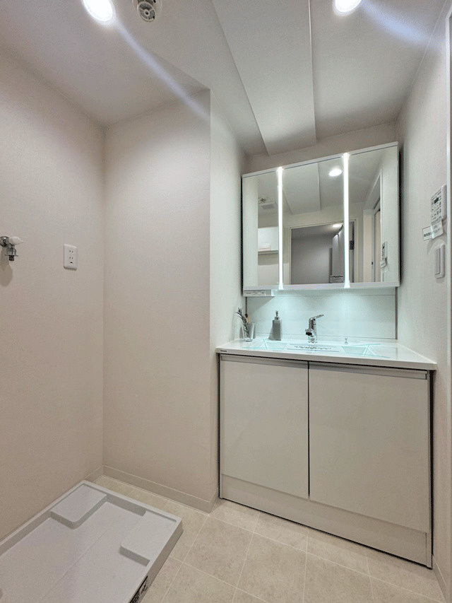 コープ野村ヒルズ川内　マンションの独立洗面台|ナチュラルカラーをセレクトした洗面化粧台♪鏡の裏側に収納スペースを備えた三面鏡仕様◎