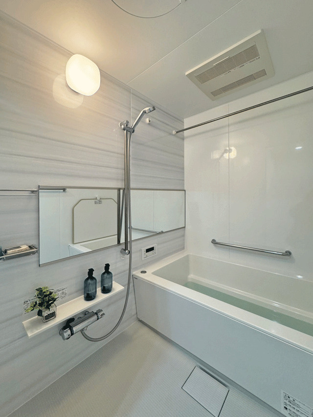 コープ野村ヒルズ川内　マンションの浴室|横長のミラーを設置したバスルーム♪視界が広がり実際の面積以上にゆとりを体感◎