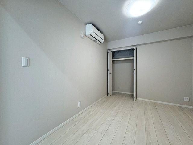 コープ野村ヒルズ川内　マンションの洋室|フローリング仕上げのお部屋は掃除のしやすさもメリット◎汚れもサッと拭き取りやすくて快適◎