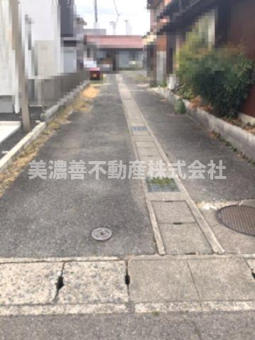 ６５１５８　岐阜市薬師町土地の前面道路含む現地写真