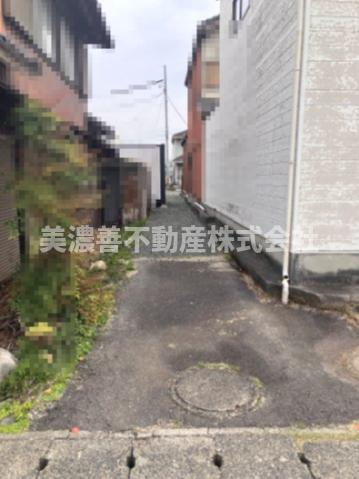 ６５１５８　岐阜市薬師町土地の前面道路含む現地写真