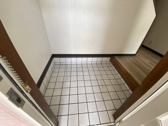 八丈グランドハイツ北棟の玄関