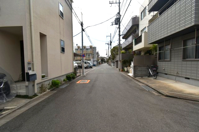 江古田4丁目・新築戸建の前面道路含む現地写真|前面道路広々な角地です♪