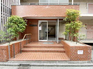 【エントランス】 | お客様を、そして住人を出迎えてくれるマンションのエントランス。ゴミが落ちていないことからも、管理状態の良さや住民の節度の高さが見て取れます。～即日のご見学可能～　お問合せはお気軽にどうぞ。