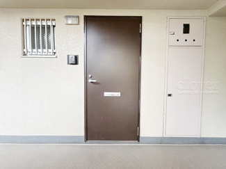 【その他共用部分】 | 皆様をお迎えする、お部屋の玄関ドア。開けやすさや開放角度、ドアノブの操作しやすさや鍵の形状などを、現地で一度ご確認ください。～即日のご見学可能～　お問合せはお気軽にどうぞ。