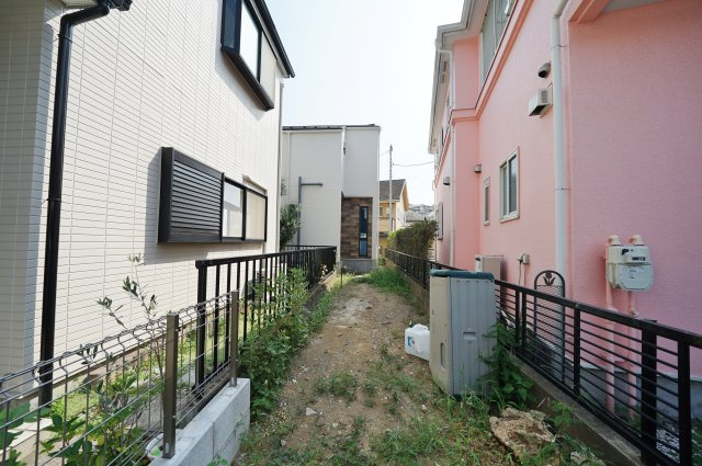 【横浜市保土ケ谷区鎌谷町164新築戸建て】★仲介手数料無料★（宮谷小学校・宮田中学校）の前面道路含む現地写真