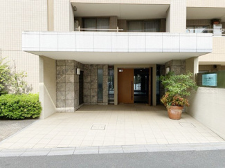 【エントランス】 | オートロックを備えた、マンションのエントランス。やはりセキュリティの観点は欠かすことができません。皆様を“安全”に送り出し、出迎えてくれます。～即日のご見学可能～　お問合せはお気軽にどうぞ。