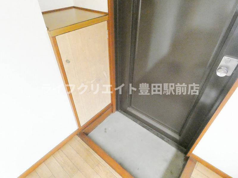阿川マンションの玄関