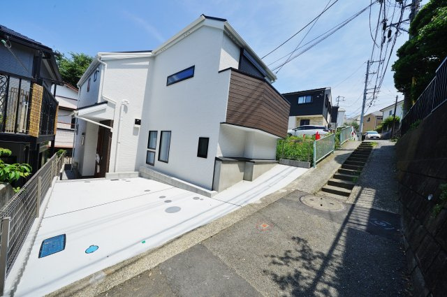 【横浜市保土ケ谷区桜ケ丘1丁目30-26-2新築戸建て】★仲介手数料無料★（桜台小学校・岩崎中学校）の前面道路含む現地写真