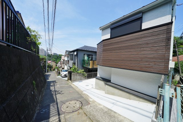 【横浜市保土ケ谷区桜ケ丘1丁目30-26-2新築戸建て】★仲介手数料無料★（桜台小学校・岩崎中学校）の前面道路含む現地写真