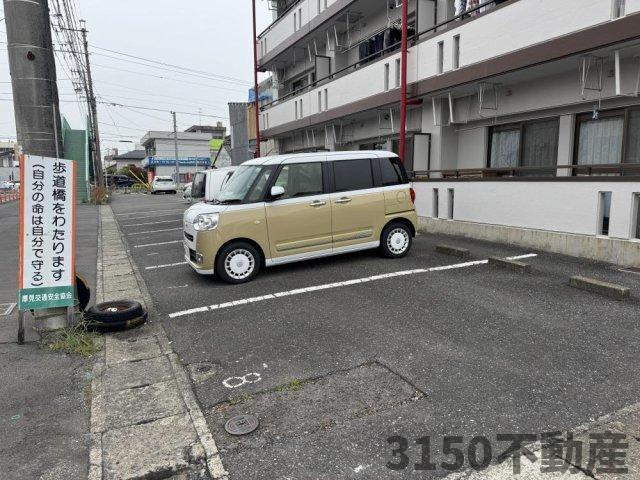 ハウス城東の駐車場