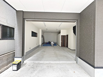 【駐車場】 | 九間町西２丁　事務所・工場・倉庫 | 車庫もありますよ♪ビルトインですので、雨の日の乗り降りも濡れにくく安心！