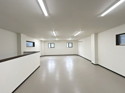 【洋室】 | 九間町西２丁　事務所・工場・倉庫 | 南東向き日当たり良好！明るい建物に気持ちが明るくなりますね♪