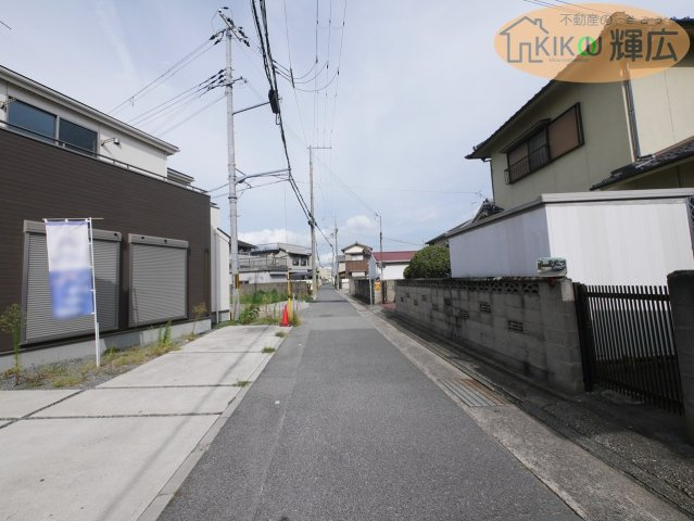 高砂市梅井2丁目　中古戸建の前面道路含む現地写真