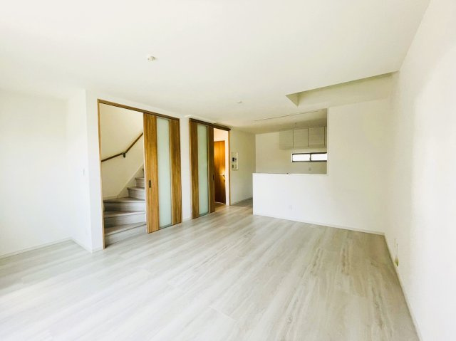 富田町５丁目　Ａプラン　建築条件付き土地のその他|【施工例】
キッチンからリビングを見渡せるため、お料理中でもお子様の様子を見守ることができますね！目を離さずに家事ができるので安心ですね！