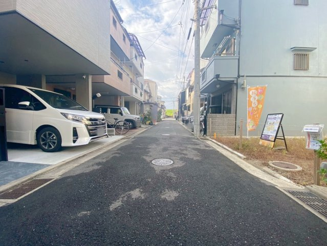 南庄所町　プランB　建築条件付き土地の前面道路含む現地写真|物件のことはもちろん、教育施設・スーパー・商業施設・公園・公共機関といった周辺の住環境も車でご案内します。ぜひ現地で暮らしやすさなどイメージしてください！