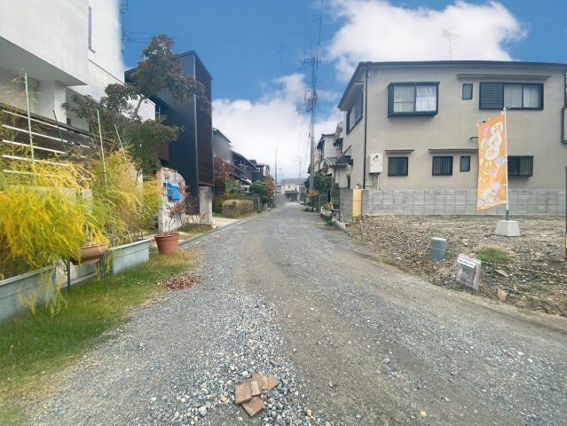 富田町５丁目　建築条件無土地の前面道路含む現地写真|「新居は“いいところ”も“わるいところ”も知った上で決めたい」 そんな当たり前の思いに寄り添う住宅会社でありたいと思っています。ご購入後の「知らなかった」がなくなることに挑戦します！